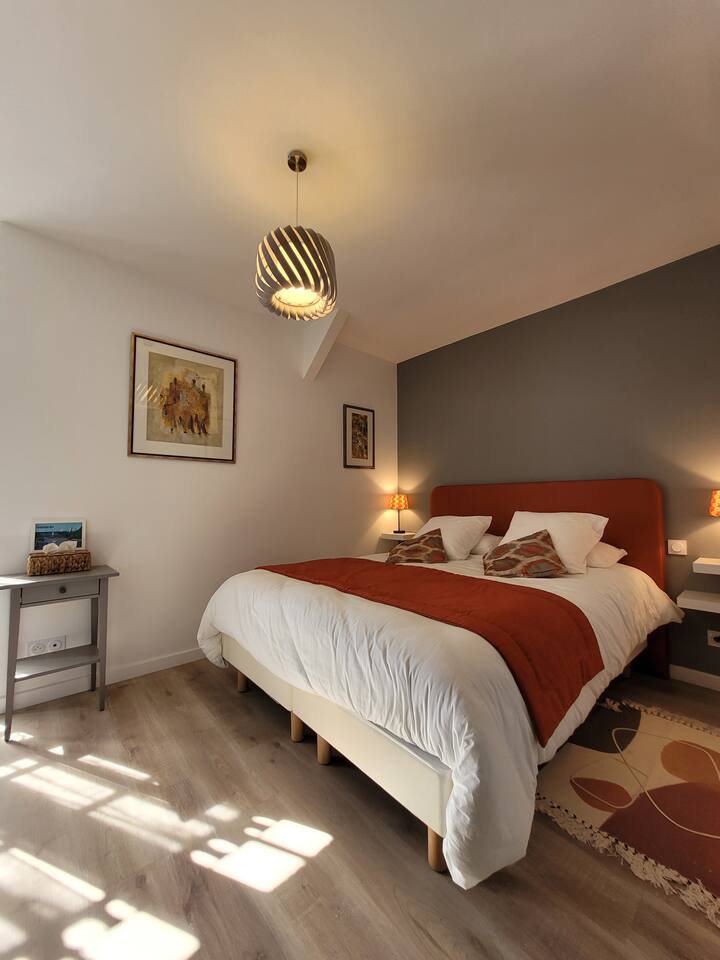 Chambre Brigneau. განათებული დედოფლის ზომა, 160x200. Საშხაპე ოთახი და ცალკე სველი წერტილი, ცალკე. Პირსახოცის საშრობი, ფენი. Პირსახოცები და აბაზანის თეთრეული უზრუნველყოფილია.