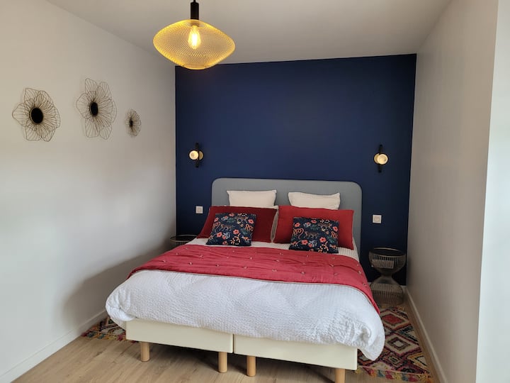 Chambre Merrien. განათებული დედოფლის ზომა, 160x200.  Დამატებითი ძილის შესაძლებლობა, გასაშლელი დივანი ბავშვისთვის. Ცალკე, დიდი საშხაპე ოთახი და ცალკე სველი წერტილი. Პირსახოცის საშრობი, ფენი. Პირსახოცები და აბაზანის თეთრეული უზრუნველყოფილია.