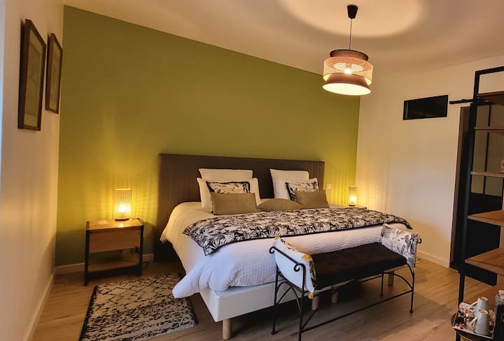 Chambre Bélon. დიდი ზომის საწოლი 180x200 (შესაძლებლობა 2 საწოლში). Დიდი ცალკე საშხაპე ოთახი და უნიტაზი. Პირსახოცის საშრობი, ფენი. Პირსახოცები და აბაზანის თეთრეული უზრუნველყოფილია.