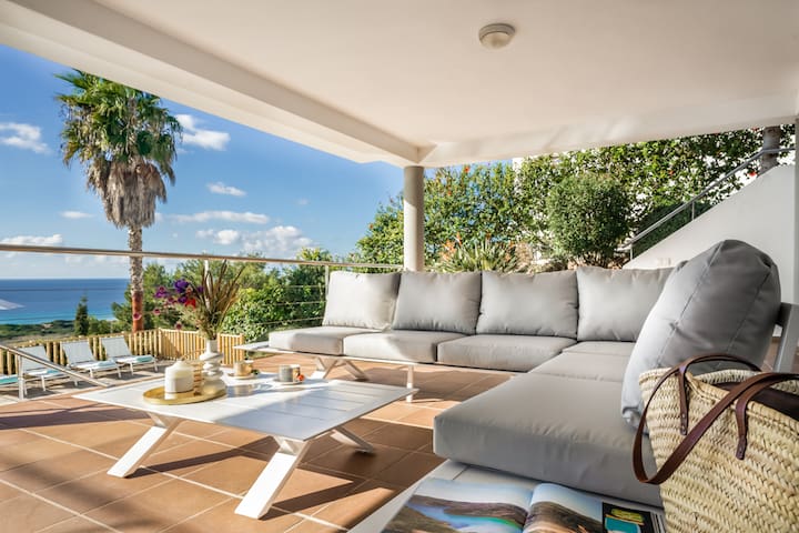 Villa con piscina y vistas en Son Bou, Menorca gallery image 3