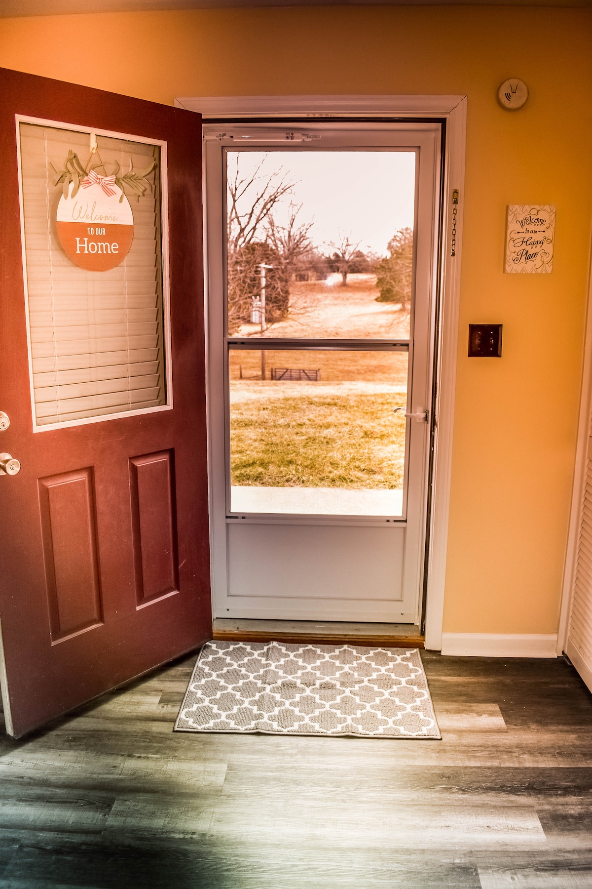 Входна врата с изглед към голям двор