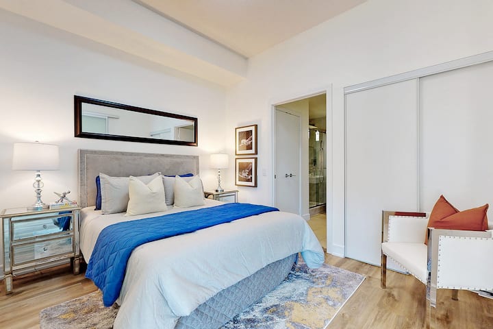 Главна спална соба со брачен кревет (широк 150-179 см)