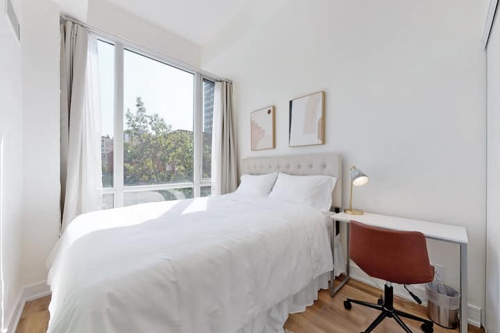 Втора спална соба со брачен кревет (широк 150-179 см) и биро.