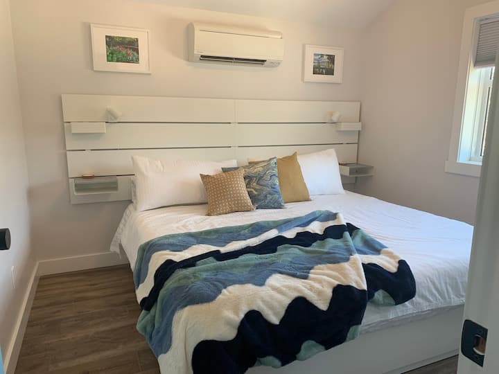 Comfortable king bed with Endy mattress. 