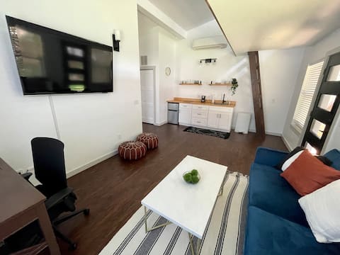 Top performing Airbnb: Modern, Comfy 1BR Guesthouse,Close to NoDa&Midwood in Villa Heights