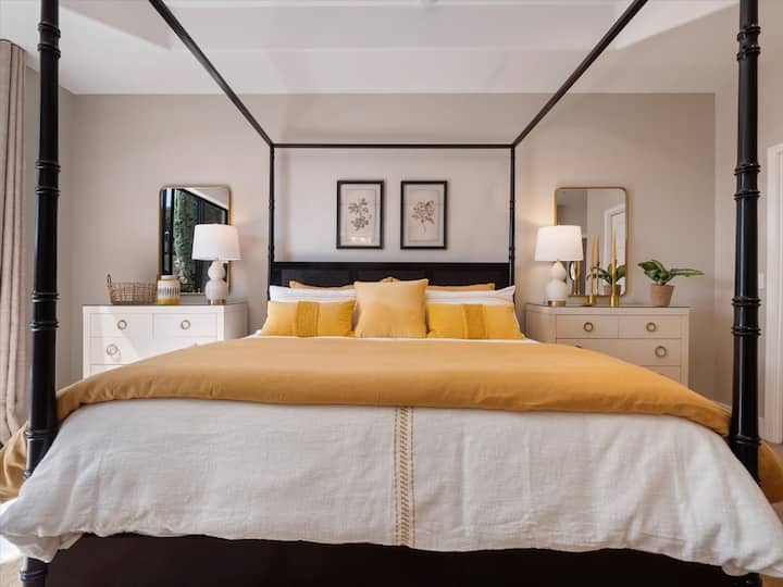 Vrlo privatna 2. glavna spavaća soba s fantastičnim bračnim krevetom (KING) marke William Sonoma Home s madracem Beauty Rest, prekrasnim komodama od rafije s vrhom od stakla, 2 ormara, privatnom kupaonicom i privatnim prednjim dvorištem s fontanom.

ZAVJESE ZA ZAMRAČIVANJE