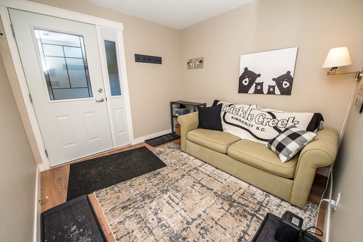 سرير أريكة بالقرب من طريق الدخول