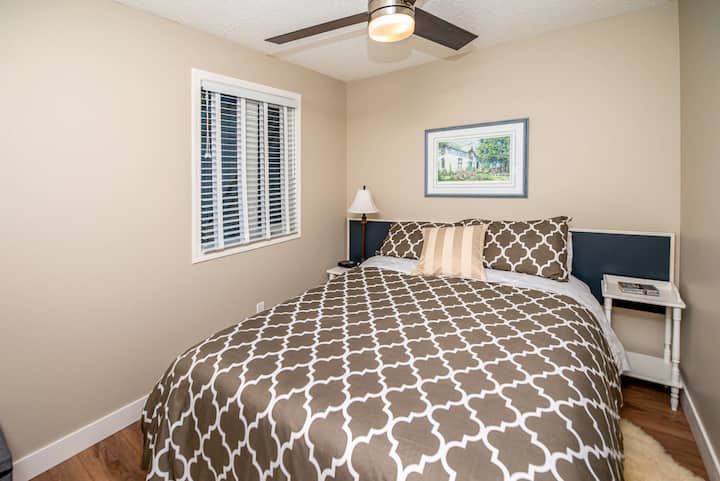 غرفة نوم أولى بسرير بحجم كبير