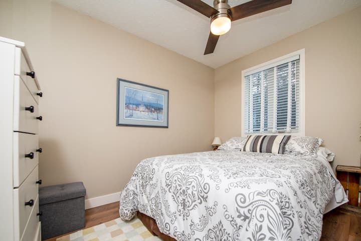 غرفة نوم ثانية بسرير بحجم كبير