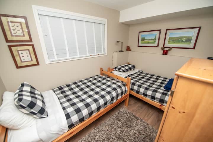 غرفة نوم ثالثة تضم سريرين صغيرين