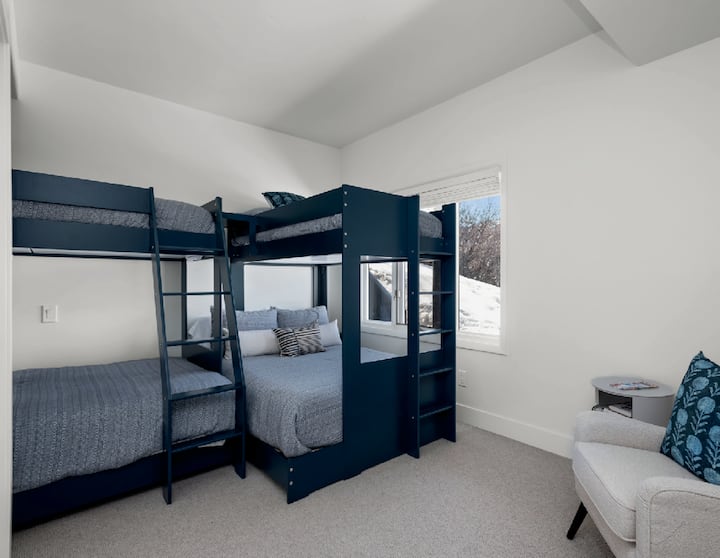 בחדר המיטות יש מיטות מותאמות אישית (2 תאומות מעל סטים מלאים) עם מזרנים חדשים ומצעים מערב אלם. יש כיסא קריאה קטן ומושלם כדי לסיים את הימים העמוסים שלכם עם ספר. 