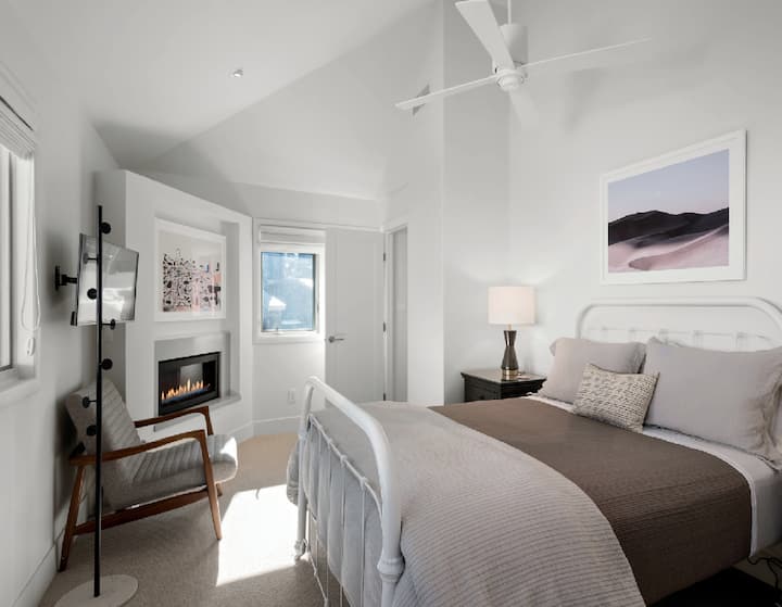 חדר שינה בקומה הראשית עם מזרן קווין חדש. בחדר הזה יש שירותים צמודים. יש לופט קריאה שיכול לשמש כחלל שינה נוסף אם שקית השעועית הנעימה מקופלת למיטה. 