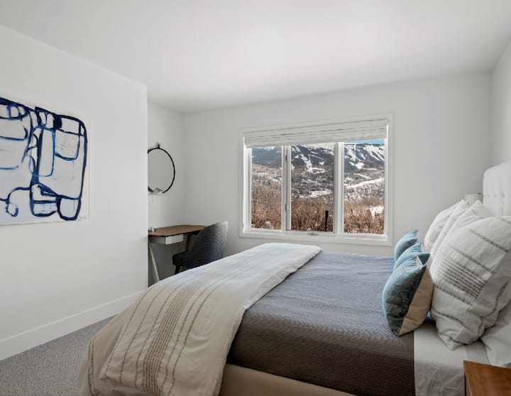 חדר שינה במרתף עם מזרן קינג סייז חדש ומצעים מפוארים של קויוצ'י. להתעורר לנוף של Snowmass אפילו למטה! 
