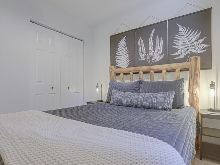 Chambre au premier étage avec un lit queen.