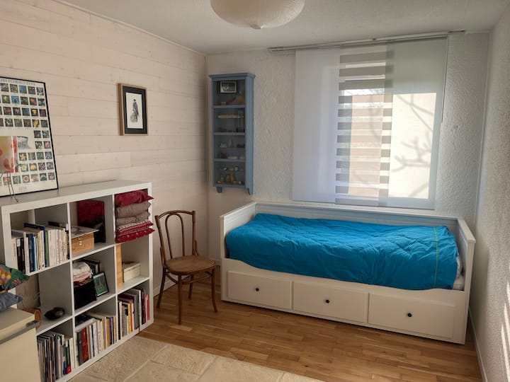 غرفة النوم الأولى في الطابق الأرضي. سرير متحرك.