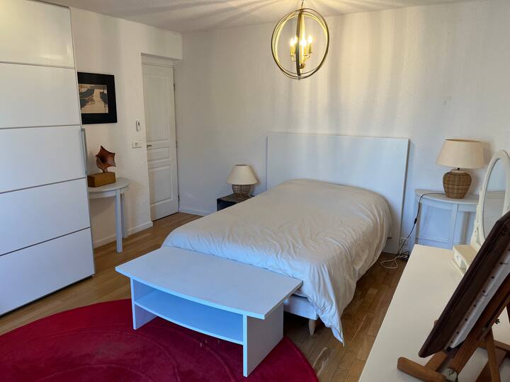 غرفة نوم ثانية في الطابق الأرضي.