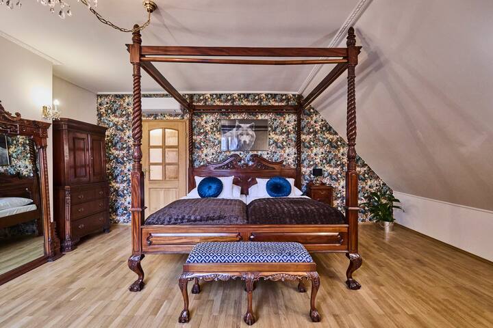 *The little castle* pool & sauna & hot tub gallery image 4