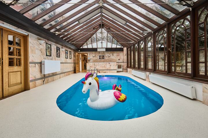 *The little castle* pool & sauna & hot tub