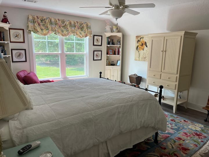 glavna spavaća soba na katu s TV-om i ugradbenim ormarom.