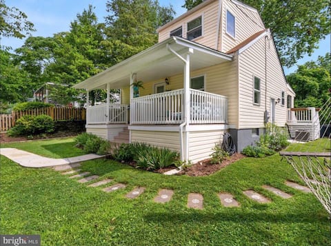 Peaceful hilltop home on Rock Creek Park