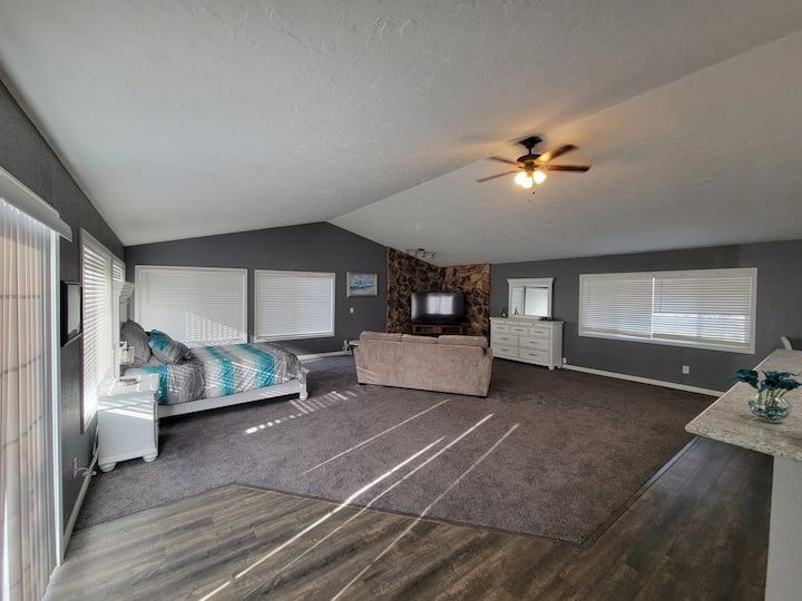 อีกมุมมองของสตูดิโอแสดงให้เห็นหน้าต่างรูปใหญ่ที่ให้แสงธรรมชาติทุกชนิด  มู่ลี่หน้าต่างทั้งหมดเป็นไม้ระแนงขนาด 2 นิ้วและไร้สาย -- แค่ยกจากด้านล่างหรือดึงลงมาจากด้านล่างตรงกลาง