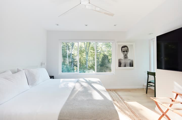Upstairs guest room with King Bed, 55in smart tv, desk space, closet/dresser, ceiling fan & lots of natural light. 