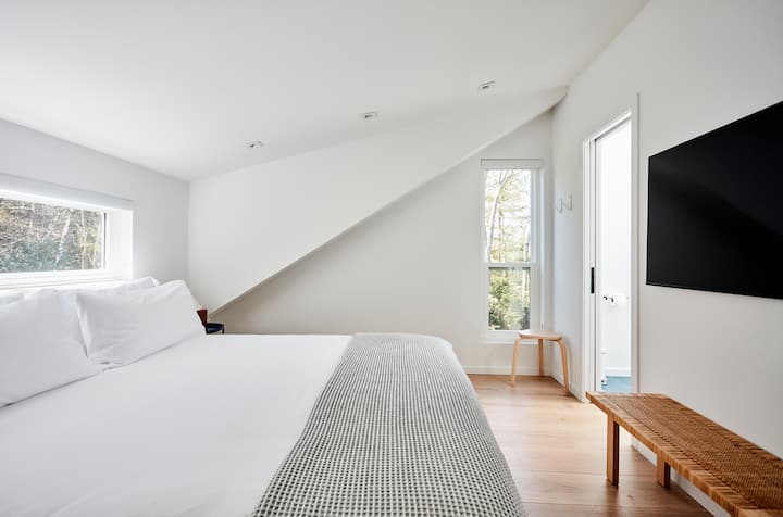 Upstairs junior primary suite w/king bed, en-suite bathroom, 55in samsung tv + closet + black out blinds.