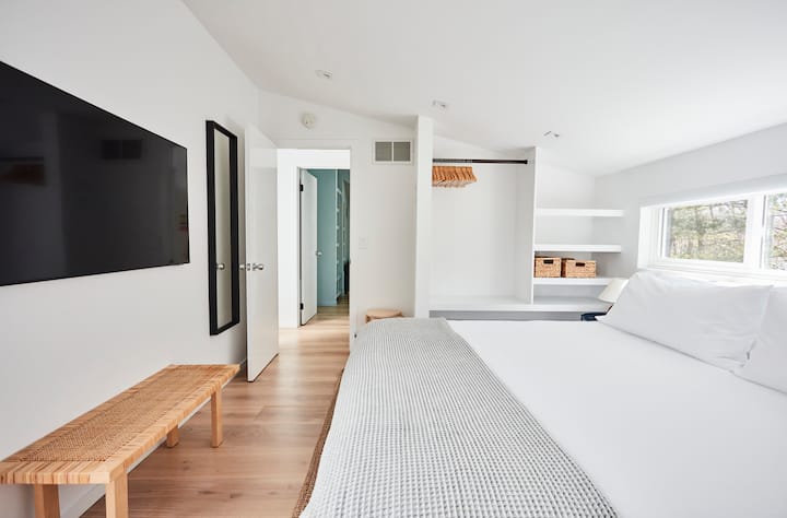 Upstairs junior primary suite w/king bed, en-suite bathroom, 55in samsung tv + closet + black out blinds.