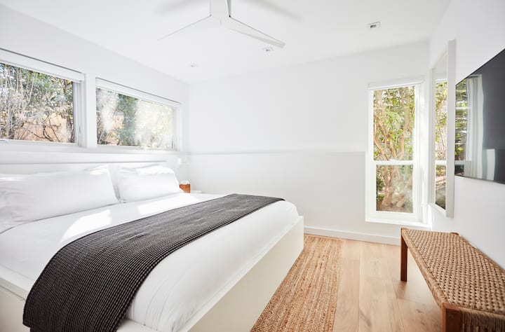 The 2nd full bathroom downstairs is directly next to this room making it feel a 3rd en-suite.
