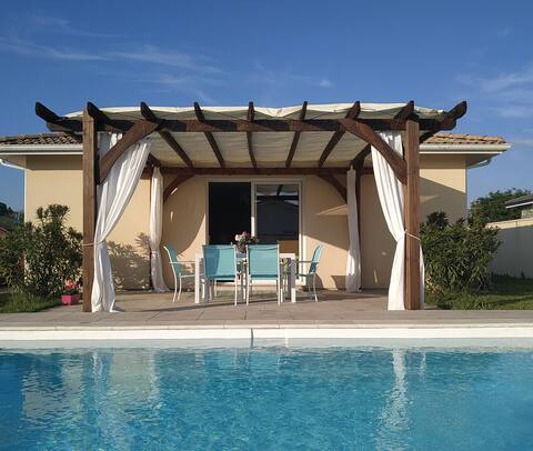 3 bedroom house, air-conditioning, heated pool