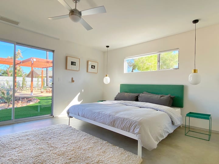 Lit king size avec matelas et mobilier de société design à portée de main.