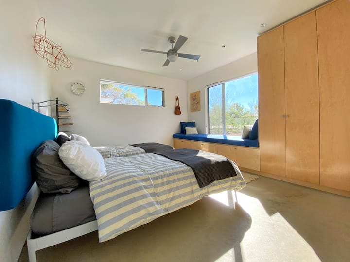 2 lits jumeaux design à portée de main avec 5 matelas biologiques Little Monkeys.