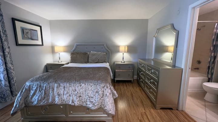 Dhomë gjumi me banjë en-suite.