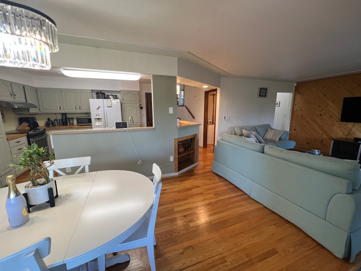 Táto súprava miniatúrnych pohoviek nie je k dispozícii v obývacej izbe, je aktualizovaná na kreslo. Obrázok slúži na zobrazenie účelu priestoru