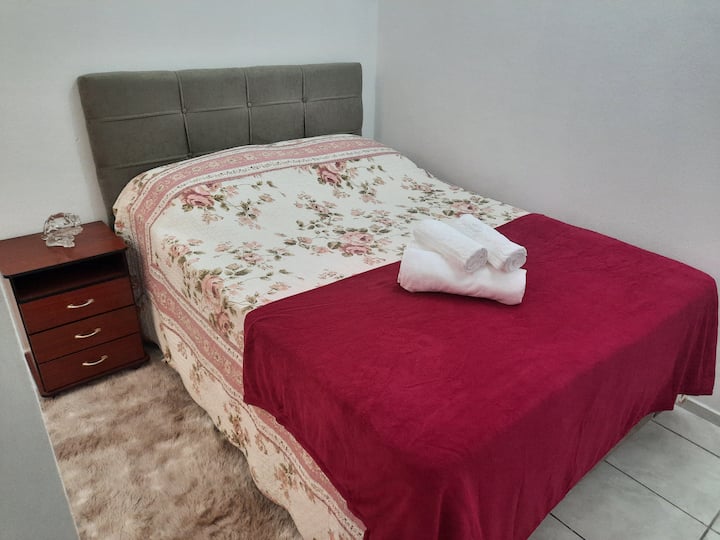 Соба со двоен кревет и преносен вентилатор.