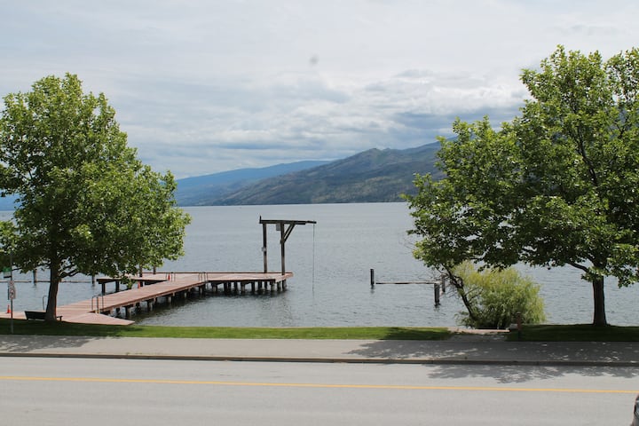 Swim Bay Suite - steps from the beach in Peachland
