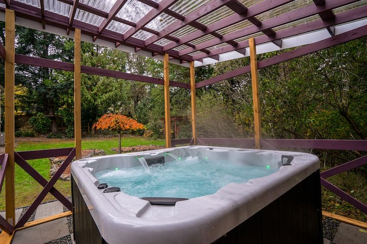 4 Bedroom Vacation House with Hot Tub!