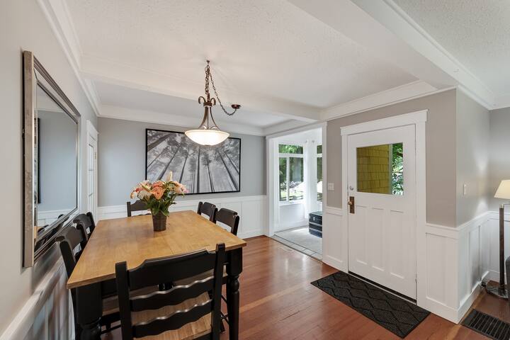 4 Bedroom Vacation House with Hot Tub! gallery image 5