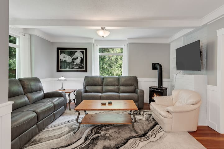 4 Bedroom Vacation House with Hot Tub! gallery image 2