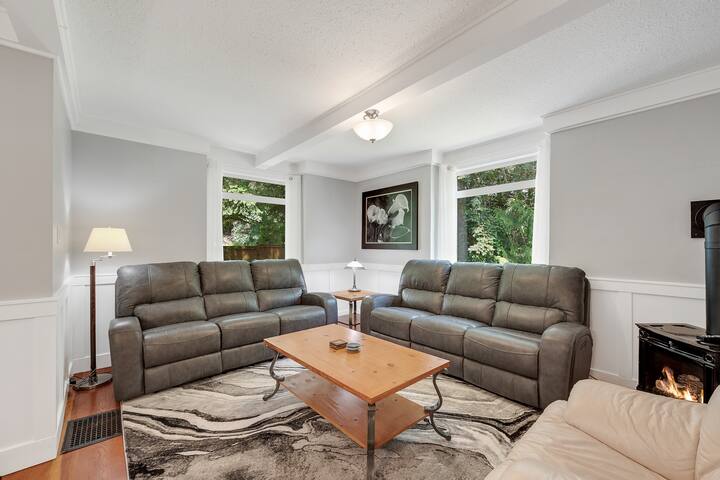 4 Bedroom Vacation House with Hot Tub! gallery image 3