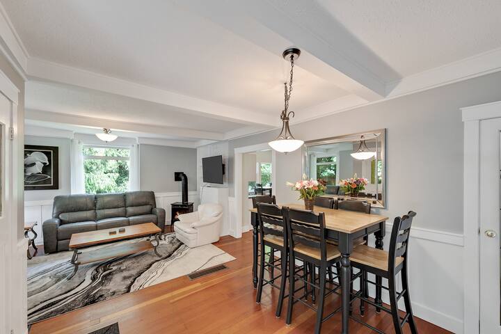 4 Bedroom Vacation House with Hot Tub! gallery image 4