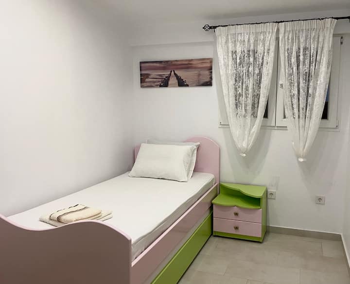 Kjo dhomë lidhet me dhomën 3 (kalon nëpër dhomën 3 për të arritur në këtë dhomë). Këto dy dhoma kanë 1 dritare, 1 kondicioner dhe një banjë private (në këtë dhomë). Ideale për familjet me katër persona.
