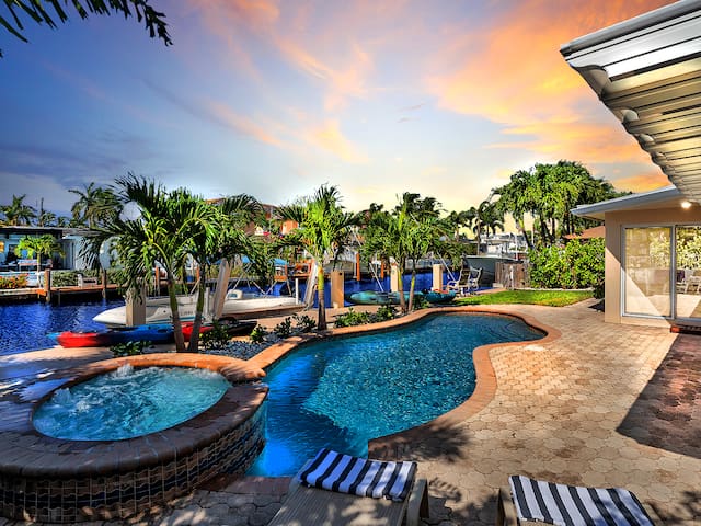 OASIS Views! 3mi BEACH+SPA+HTD Pool! gallery image 2