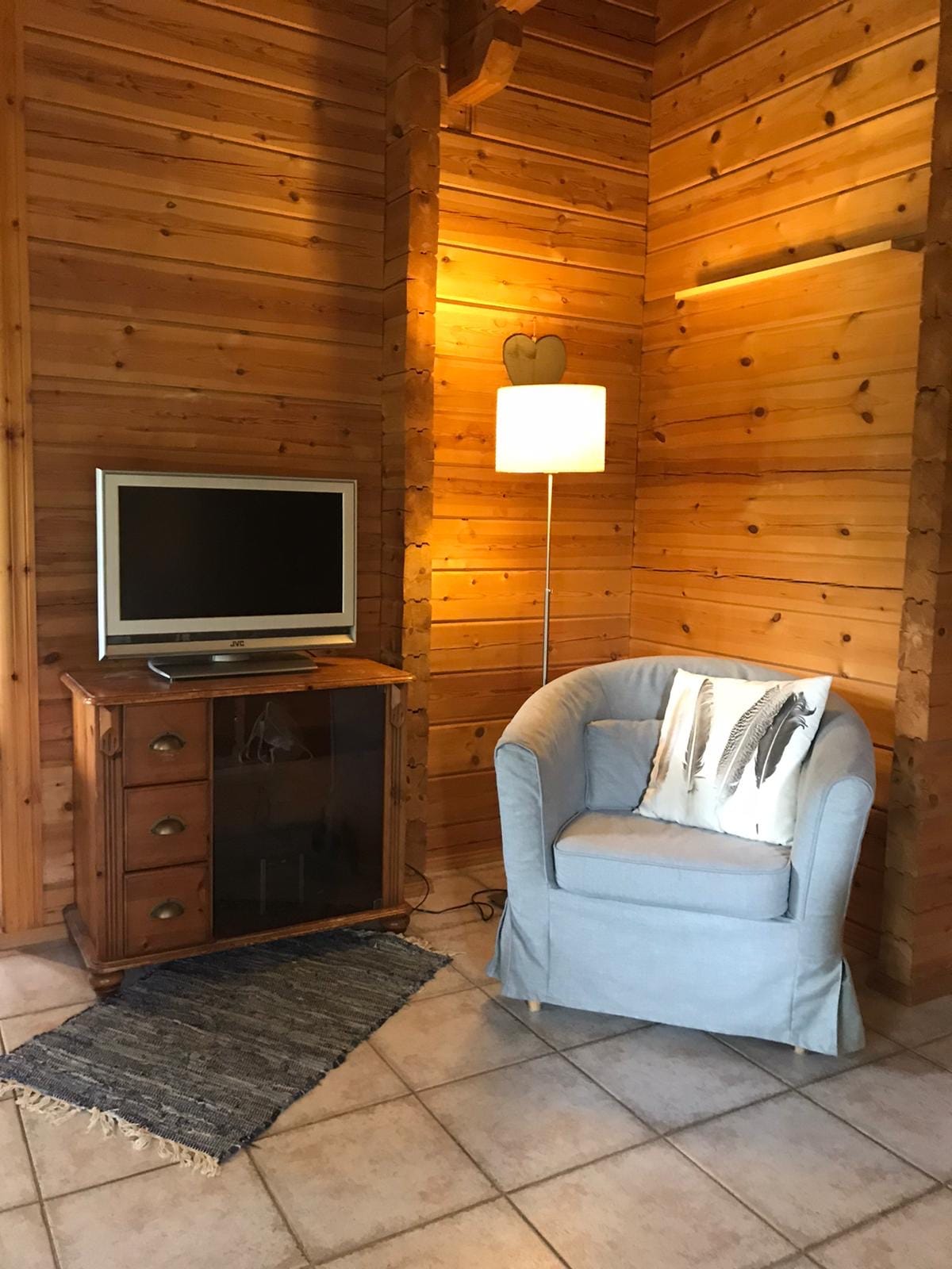 Popular Airbnb listing: Cozy wooden house with veranda on the water in Wijk 00 Nunspeet