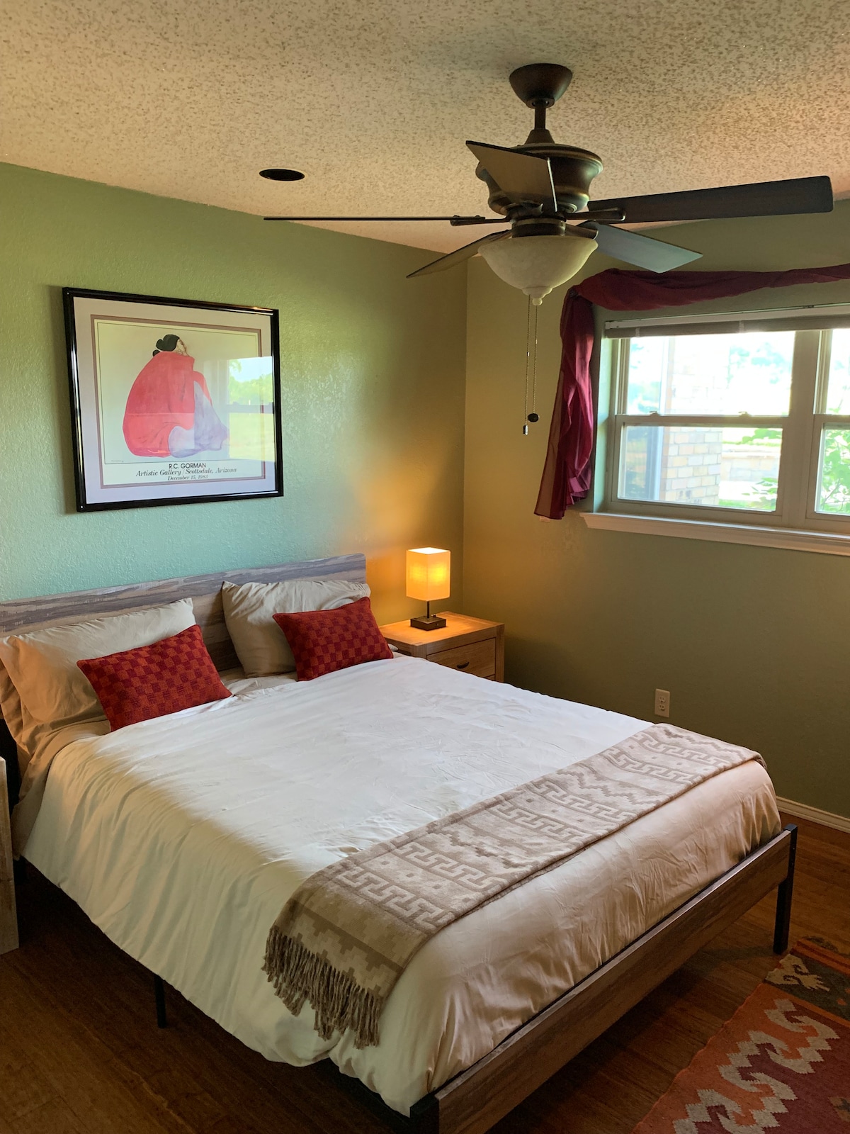 Chambre 2, avec un nouveau matelas queen Casper pour votre confort de couchage dans la chambre rustique