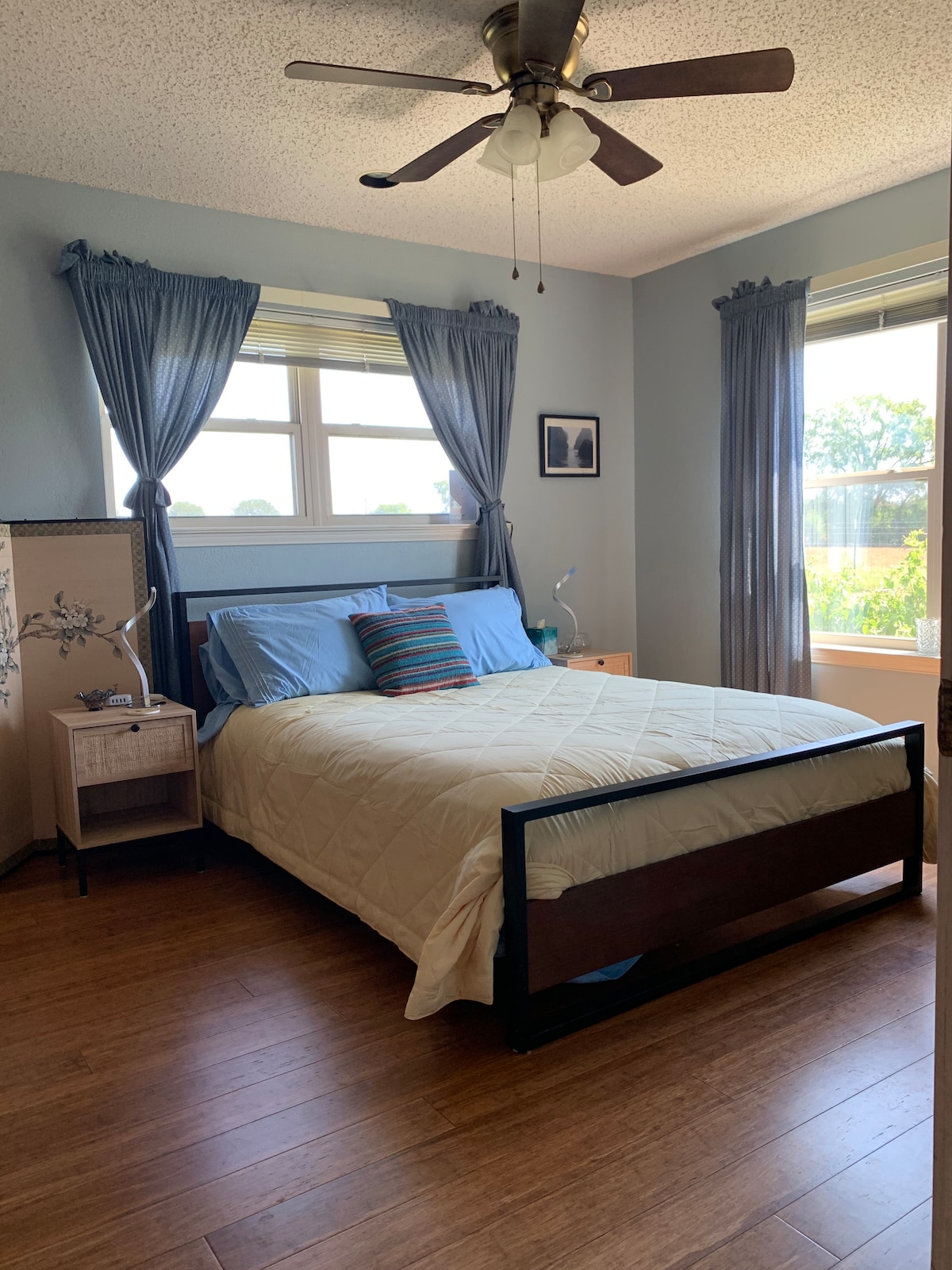 Chambre 3, matelas Queen Size Simmons haut de gamme et vue imprenable dans la chambre Megaera