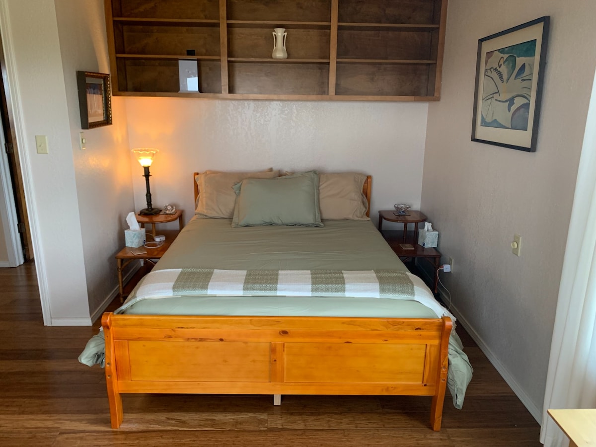 Chambre 1, chambre principale, lit avec nouveau matelas Casper queen