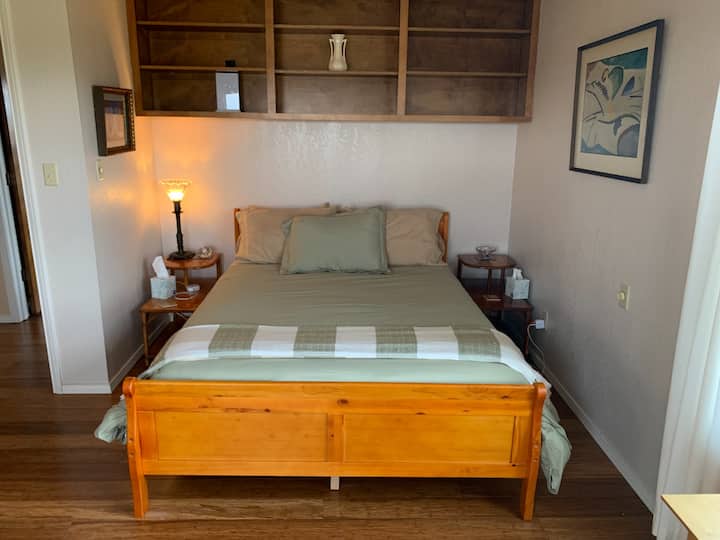 Chambre 1, chambre principale, lit avec nouveau matelas Casper queen