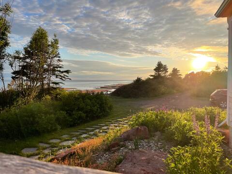 Oceanfront 3-bedroom with beach and hot tub
