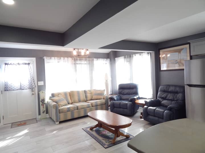 Cheerful 3-bedroom Apt, 1/2 Block From Beach - Wildwood, NJ